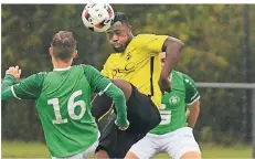  ?? FOTO: MARKUS WEISSENFEL­S ?? George Michael Wiedemann (gelb) kehrte mit dem VfB II mit einem 0:0 vom Gastspiel in Hamminkeln heim.