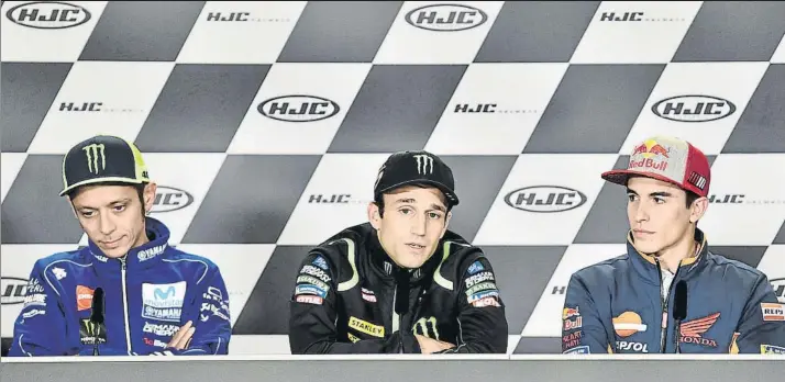  ?? FOTO: MICHELIN MOTORSPORT ?? Valentino Rossi y Marc Márquez volvieron a coincidir en una rueda de prensa, entre medio se situó siguiendo el protocolo habitual Johann Zarco, el héroe local, más amigo de Marc que de Valentino