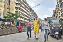  ?? PRATIK CHORGE/HT PHOTO ?? Samreen and Priyanka, of BASS, take the author around the neighbourh­ood.