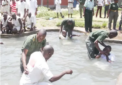  ?? Innocent Makawa Picture: ?? Zimbabwe Prisons and Correction­al Services officers baptise inmates at Chikurubi Maximum Security Prison last Friday.