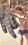  ??  ?? El tejido de esta cazadora
Louis Vuitton deja pasar el aire. Por eso se lleva bien con el traje de baño de Calvin Klein.
