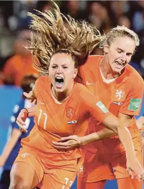  ?? REUTERS PIC ?? Netherland­s’ Lieke Martens (left) celebrates her goal against Japan at Roazhon Park in Rennes on Tuesday.
