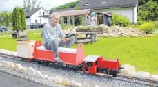  ?? FOTO: ELISABETH SOMMER ?? Thomas Baier auf seiner eigenen Mini-Mitfahr-Eisenbahn, die er bald kommerziel­l nutzen will.