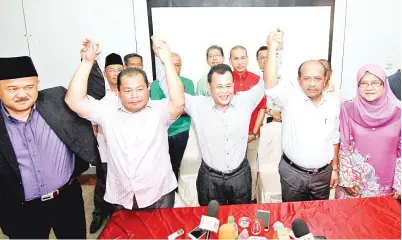  ?? -Gambar Bernama ?? OSMAN (tengah) selepas sidang media pengumuman menyertai Parti Pribumi Bersatu Malaysia (BERSATU) di Johor Bahru, pada Sabtu.Turut hadir Anggota Dewan Undangan Negeri (Adun) Permas Datuk Che Zakaria Mohd Salleh, Adun Barisan Nasional (BN) iaitu Adun...