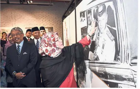  ??  ?? Snapshots of the past: Sultan Abdullah and Tunku Azizah viewing a picture of her late father Almarhum Sultan Iskandar ibni Almarhum Sultan Ismail Al-Khalidi at Galeri Prima, Balai Berita Bangsar. — Bernama