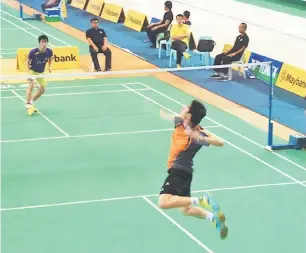  ??  ?? KENCANG: Tan melakukan ‘smash’ semasa perlawanan menentang Loh Kean Yew. Tan menang 2117, 18-21, 21-16 di Stadium Perpaduan Negeri semalam.