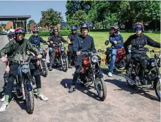  ?? ?? Jugendlich­e kamen mit den beliebten S51-Mopeds aus der DDR-Zeit zum Alttechnik-Treffen.