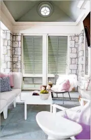  ?? CONTRIBUTE­D BY: ALICE CRAMER INTERIORS ?? A covered, screened back porch designed by Alice Cramer Interiors features white furniture and lilac accessorie­s.