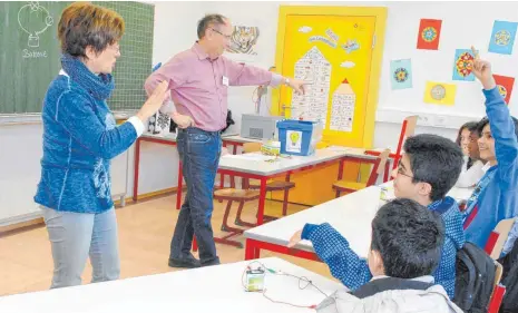  ?? FOTO: EVA WINKHART ?? Mit viel Engagement bringen Marita und Rudolf Lehn den Kindern die Physik näher.