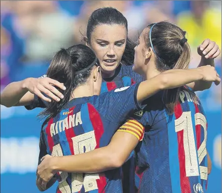  ?? Foto: efe ?? Aitana y Engen, goleadoras, se abrazan a Patri Guijarro. el Barça ganó a un Levante que llegaba invicto al Johan Cruyff