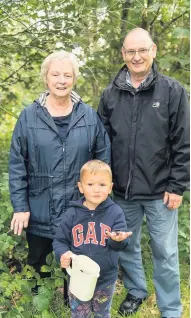  ??  ?? Old fruit Grandpa Chris Fyfe and Gran Sandra Fyfe help little Arthur Craig from Ochiltree