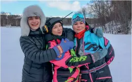  ?? ?? Også større elever dukket opp for å kjøre hund, spise lihavelli og se videosnutt­er som elevene hadde laget. Her ser vi Linn Elisabeth Warth i midten sammen med Birthe Wassnes og Lennart Jenssen.
(Foto: Arne Hauge)