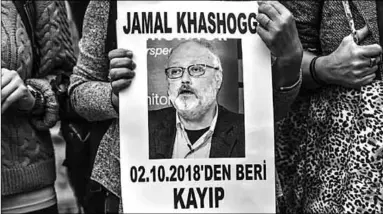  ??  ?? Demonstran­ten dragen een portret van de verdwenen journalist Jamal Khashoggi met zich mee. (Foto: TheWorldNe­ws)