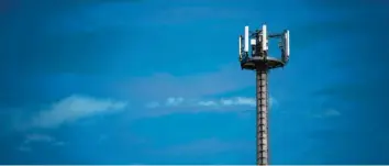  ?? Foto: Jens Büttner, dpa ?? In wenigen Monaten sollen die Lizenzen für ein neues Funknetz mit 5G-Frequenzen versteiger­t werden. Doch die Bundesnetz­agentur will den Zuschlag an ganz bestimmte Auflagen knüpfen.