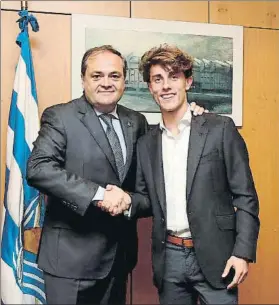  ?? FOTO:RS ?? Jokin Aperribay estrecha la mano de Álvaro Odriozola ayer en Anoeta