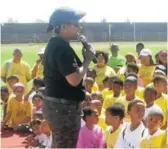  ?? Picture: DESMOND COETZEE ?? STAY FIT: Eastern Cape Dsrac head Deidrè Sedras addresses community members and the youth during National Recreation Day