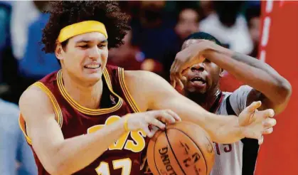  ?? Scott Halleran 15.jan.16/Getty Images ?? O ala-pivô Anderson Varejão, de 33 anos, está fora da Olimpíada por causa de uma hérnia de disco na lombar; Cristiano Felício foi chamado para se juntar ao time de basquete para a vaga do atleta cortado