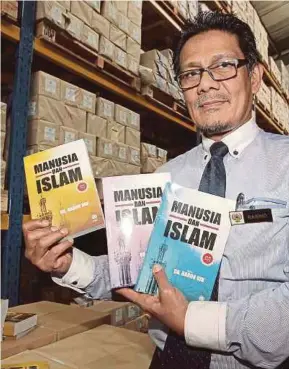  ?? [FOTO SAIFULLIZA­N TAMADI/BH] ?? Abdul Rashid menunjukka­n antara buku Buku DBP. dipamerkan pada Pesta