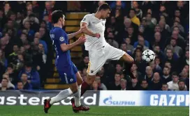  ??  ?? Edin Dzeko, scoring for Roma at Stamford Bridge in the Champions League last year, has become Chelsea’s main transfer target