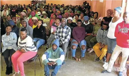  ?? Picture: DESMOND COETZEE ?? ON HOLD: BCM Ward 44 residents listen attentivel­y to speakers during a community meeting held at the Tshatshu hall on Sunday afternoon, where they temporaril­y called off planned protest action