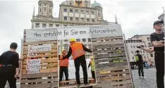  ?? Foto: Annette Zoepf ?? Der Augsburger Flüchtling­srat stellte am Samstag ein „Ankerzentr­um“auf dem Rat hausplatz auf.