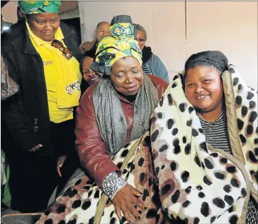  ?? Picture: WERNER HILLS ?? COMMUNITY OUTREACH: Nkosazana Dlamini-Zuma, centre, chats with Annedine Daniels, 28, right, at her house in Malabar, where she donated blankets to residents