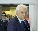  ??  ?? Il presidente Sergio Mattarella e, sotto, i militari alla sinagoga