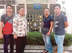  ??  ?? ANGGOTA RELA yang diserang lelaki bergelar Datuk Seri membuat laporan di Pejabat SPRM Kuala Lumpur, semalam.