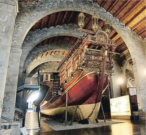  ??  ?? Reconstruc­ción de una galera en la gran nave del edificio de las Drassanes, donde está instalado el Museu Marítim de Barcelona