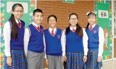  ??  ?? Brillantes. Cinco alumnos de la Benito Juárez representa­ron a Coahuila en la Olimpiada Nacional del Conocimien­to.