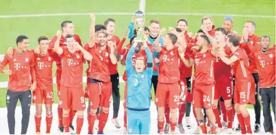  ?? — Gambar AFP ?? BERSEJARAH: Pasukan Bayern Munich meraikan kejayaan mereka di atas podium selepas menewaskan Borussia Dortmund pada final Piala Super Jerman di Munich, Jerman.