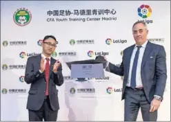  ??  ?? PLACA. Fei Yan, de la CFA, y Torrents, director de LaLiga en China.