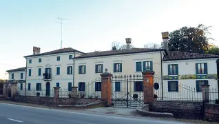  ?? (Balanza) ?? L’abitazione Villa Scarpa Gregorj a Sant’Antonino, prima periferia di Treviso. Sotto, il legale