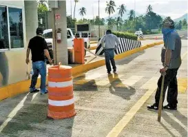  ??  ?? Ayer, docentes de la Ceteg tomaron la caseta en Tecpan de Galeana.