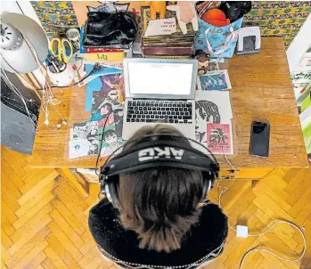  ?? WOJTEK RADWANSKI / AFP ?? Marianna, una alumna de 15 años, durante su clase online de matemática­s en su cuarto, en Polonia.