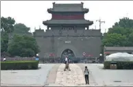  ?? WANG ZHUANGFEI / CHINA DAILY ?? People stroll past the gate of the Wanping Fortress.