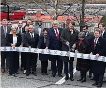  ?? ?? APERTURA El gobernador de Virginia, Glenn Joungkin, corta la cinta de inauguraci­ón de la I-66 flanqueado por el secretario de Transporte­s de Virginia, W. Sheppard Miller III; Jane Garvey, presidenta del consejo supervisor de Meridiam; y Rafael del Pino, presidente de Ferrovial.