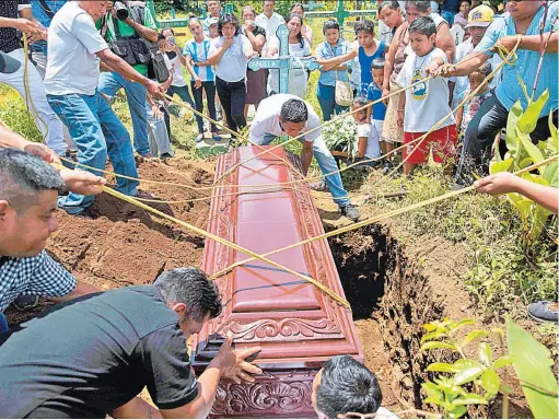  ??  ?? SEPELIO. PERSONAS PARTICIPAN EN EL ENTIERRO DEL JOVEN ÉRICK JIMÉNEZ LÓPEZ, ASESINADO DE UN DISPARO DE PARAMILITA­RES.