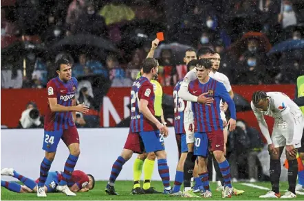  ?? ?? Out you go: sevilla’s Jules Kounde (right) is shown the red card by referee carlos del cerro during the match against barcelona. — reuters
