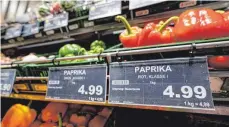  ?? FOTO: FABIAN SOMMER/DPA ?? Preisschil­d von Paprika im Supermarkt: Nahrungsmi­ttel waren im August dieses Jahres um 4,6 Prozent teurer als im August 2020.