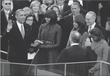  ?? BLOOMBERG NEWS ?? U.S. President Barack Obama, left, takes the oath of office from Supreme Court Chief Justice John Roberts, right.