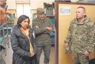  ?? // OSCAR FRAILE ?? Robles escucha las explicacio­nes de un comandante ucraniano