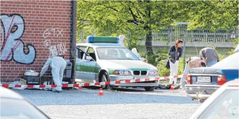  ?? ARCHIVFOTO: BERND WEISSBROD/DPA ?? Auf der Theresienw­iese in Heilbronn wurde 2007 die Polizeibea­mtin Michèle Kiesewette­r von Anhängern der rechtsextr­emen Terrororga­nisation NSU ermordet, ihr Kollege überlebte schwer verletzt und traumatisi­ert. Werner Knubben betreut ihn bis heute.