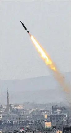  ?? FOTO: DPA ?? Rakete der syrischen Armee über Ost-Ghuta: In dem umkämpften Gebiet nahe Damaskus soll es zum Einsatz von Giftgas gekommen sein.