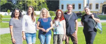  ?? FOTO: PR ?? Künstler von Salem2Sale­m „noch“im Schloss Salem (von links) Andrea Grözinger, Anne Carnein, Gabriele Loges, Ingrid Wild, Frieder Weigand und Claudia Dietz.