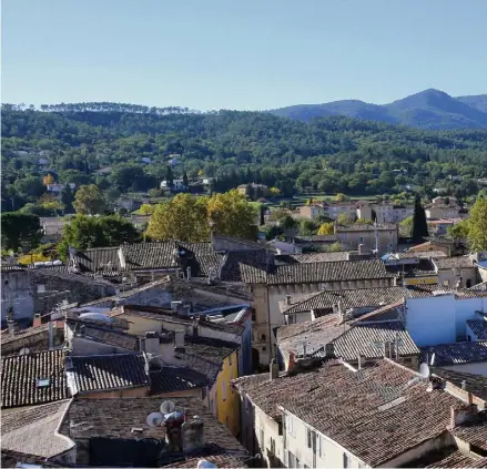  ??  ?? La place Carami est le coeur de la ville. Elle est également le point central des événements organisés par Brignoles. Au Moyen-Âge, cette place était le cadre de fêtes en l’honneur des grands royaumes. Aujourd’hui, elle résonne au rythme des concerts.