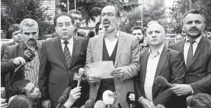  ?? — Gambar AFP ?? TEGAS: Ahli pembangkan­g Mesir Ayman Nour (kiri) dan wartawan Turki Turan Kislakci (tengah) yang mengetuai Persatuan Media Turki-Arab mengadakan sidang akhbar di hadapan konsulat Arab Saudi di Istanbul, kelmarin.