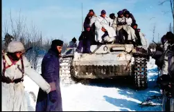  ?? ?? Panzergren­adiers hitch a lift onboard a whitewashe­d Pz.Kpfw.III