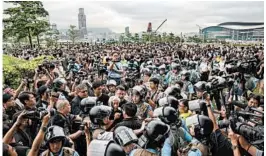  ?? ANTHONY KWAN/GETTY ?? Protesters and police square off Thursday near Hong Kong’s government headquarte­rs.