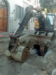  ??  ?? Un escavatore abbandonat­o per ferie in via dei Serragli